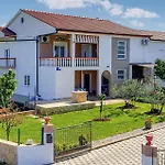2 Bedroom Lovely In דירה *