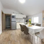 2 Bedroom Lovely In * ורסי