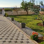 דירה 2 Bedroom Lovely In