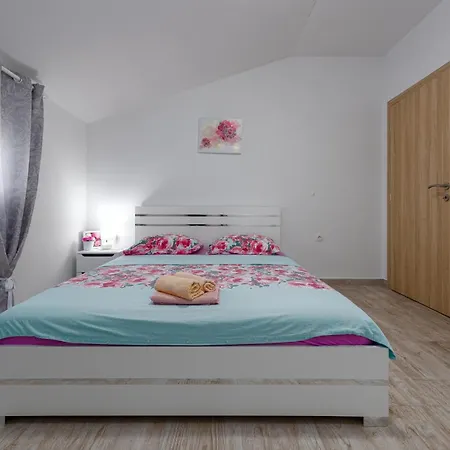 Gorgeous Apartment In Vrsi With Wifi Appartamento *