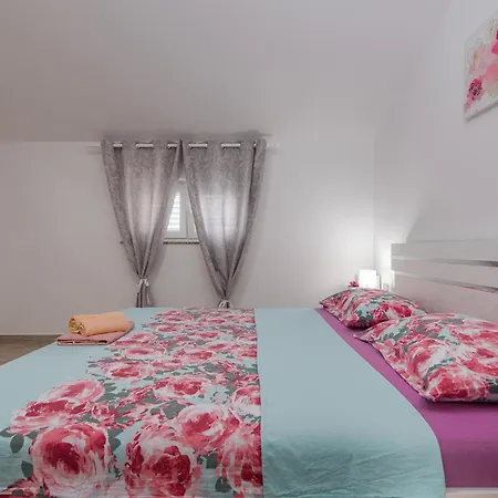 Gorgeous Apartment In Vrsi With Wifi *