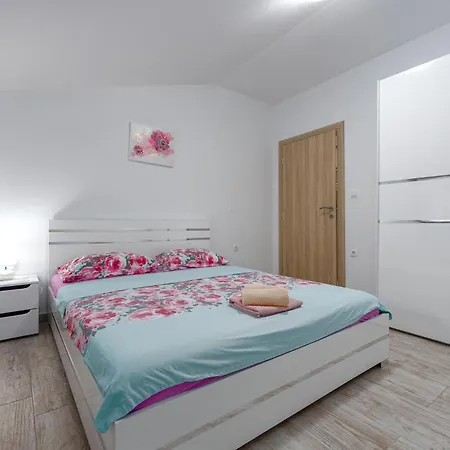 Gorgeous Apartment In Vrsi With Wifi