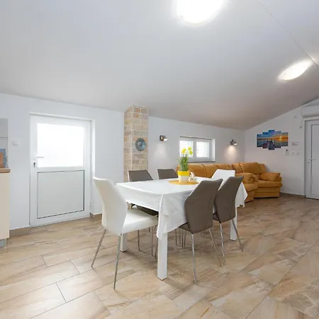 Gorgeous Apartment In Vrsi With Wifi * Vrsi
