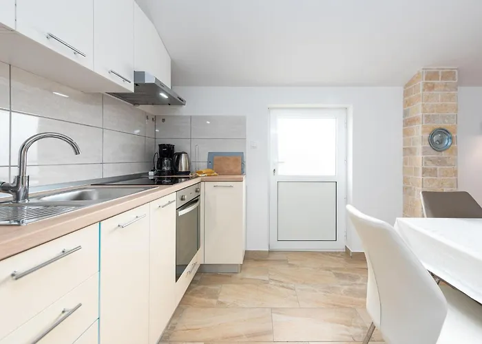 2 Bedroom Lovely In Appartamento Vrsi