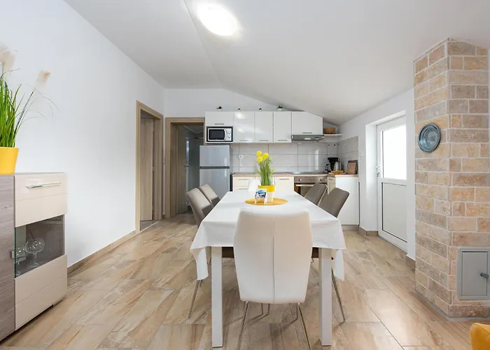 2 Bedroom Lovely In Appartamento Vrsi